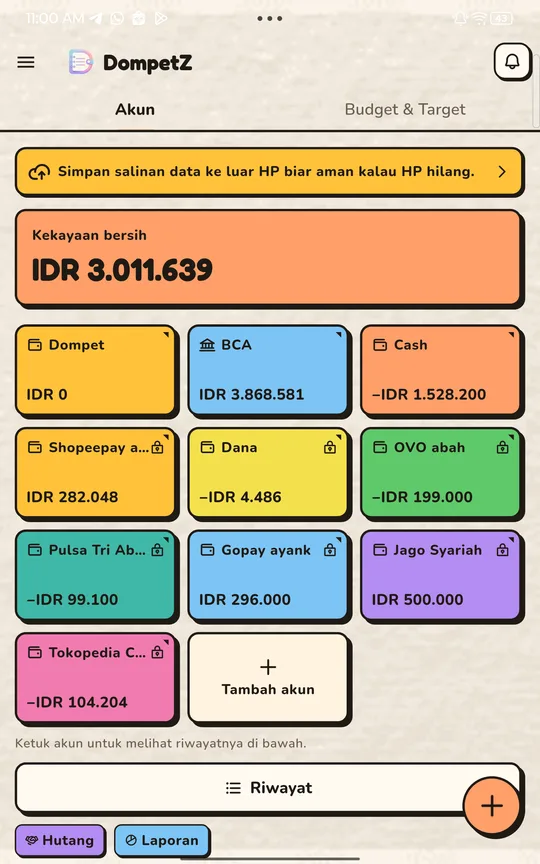 Beranda DompetZ di tablet: kekayaan bersih dan kartu warna-warni tiap akun